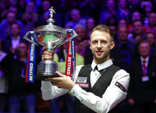 潘展乐站上 潘展乐站上